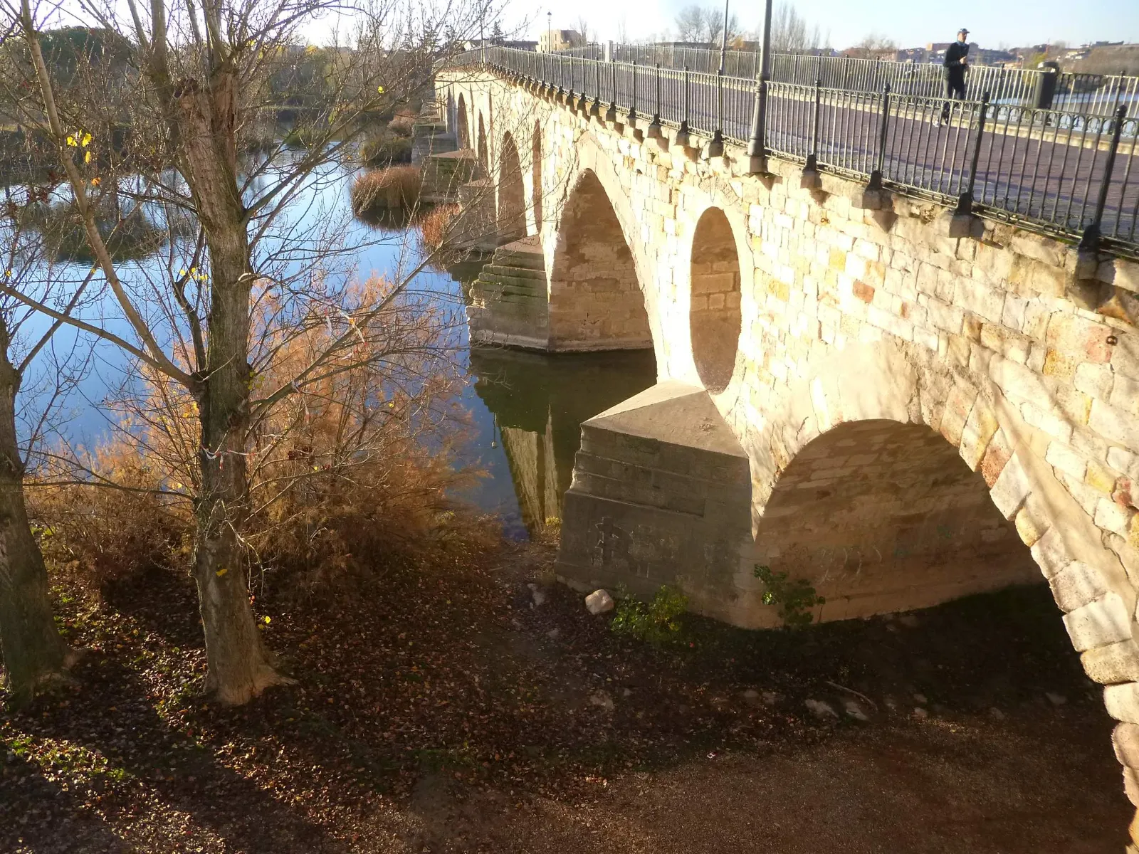 Puente de Piedra sobre el río Duero en Zamora